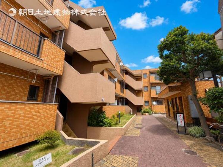 外観 閑静な住宅地の立地の為、気持ちよく過ごすことが出来そうです！やさしい陽とやわらかな風が生活を彩ります　ゆとりがあり、心地よく落ち着いて過ごせる日常は次世代にもつなげていきたい大切な資産です！ 
