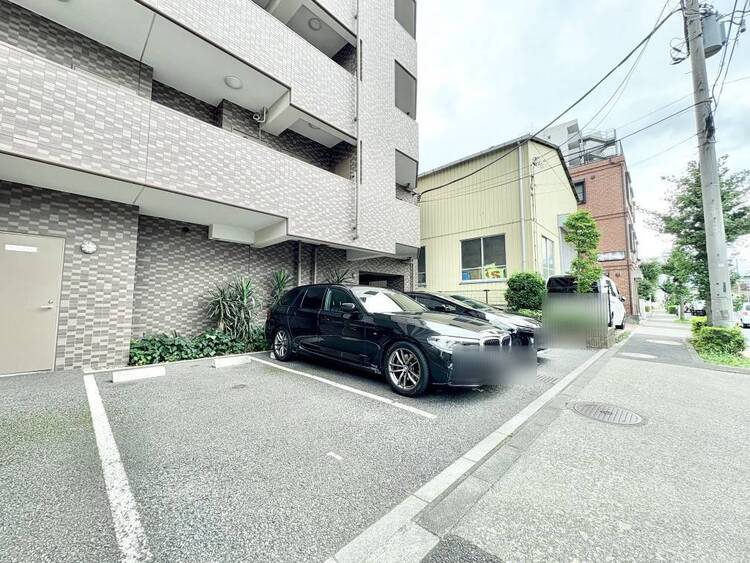 駐車場 本物件の駐車スペースです。車種制限のある場合もございますので、お気軽にお問い合わせくださいませ。