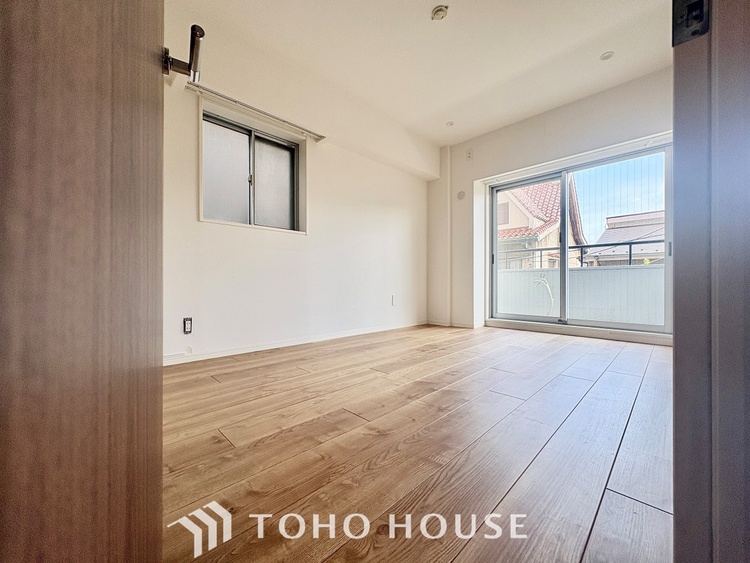 内装 使いやすく、明るい洋室に仕上がります。子供部屋や趣味のお部屋にご利用できます。ご自身で家具などを配置し、素敵な空間を創り上げられます。