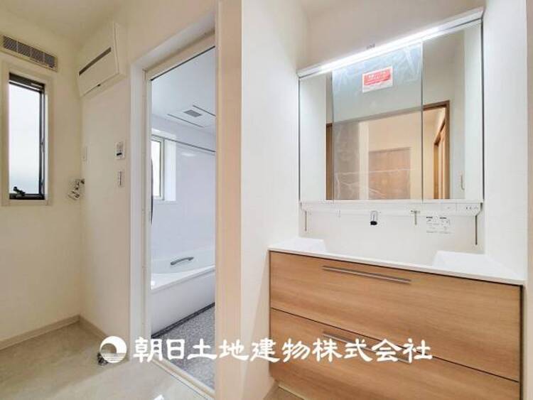 洗面 【洗面化粧台】 慌ただしい1日が始まり、充実した1日の終わりを締めくくる洗面所。快適に過ごせることはもちろん、収納や機能性を兼ね備えた洗面化粧台です。 