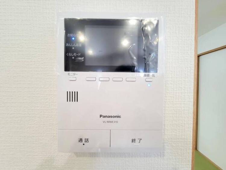 設備 【モニター付きインターホン】訪問者の確認が出来るので、セキュリティ対策にも最適のモニター付きインターホン。
