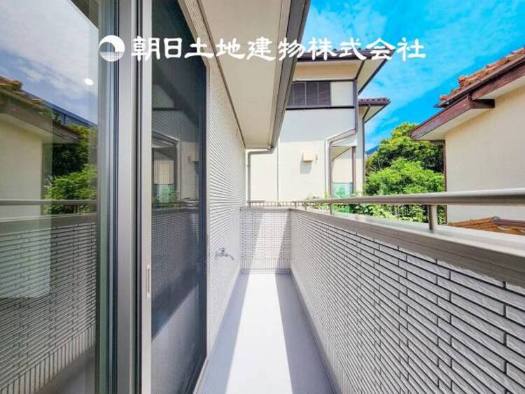 バルコニー 【バルコニー】 温かい太陽を感じる事ができるのは、目の前に遮るものが無いから。彼方に広がる風景が絵画のように広がります。 