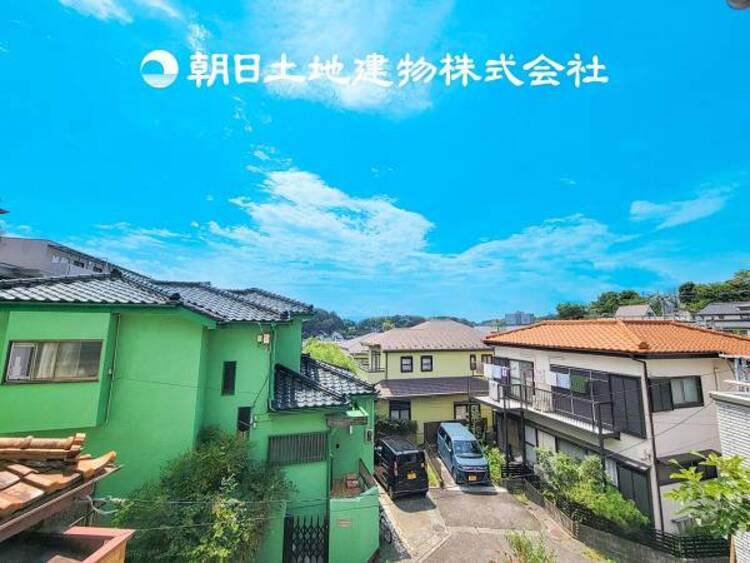 その他 【眺望】 目の前に手を伸ばせば、触ることが出来そうな環境が、そのままインテリアになったような印象です。その豊かな眺望にふさわしい空間には、通風・採光にも優れ、心地よい光と風があふれています。 