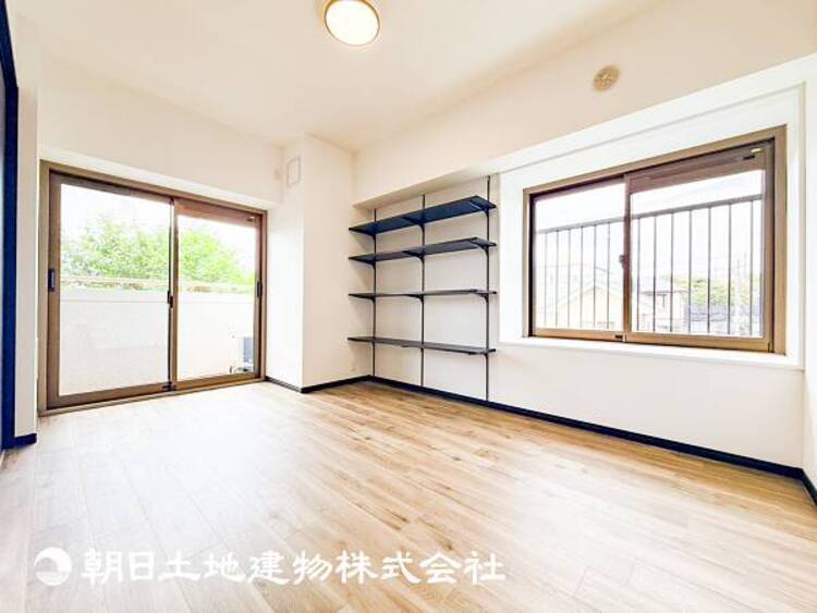 居間 【リビング】大切なご家族、招いた友人と過ごすひと時を溢れる光が優しく包み込む空間。