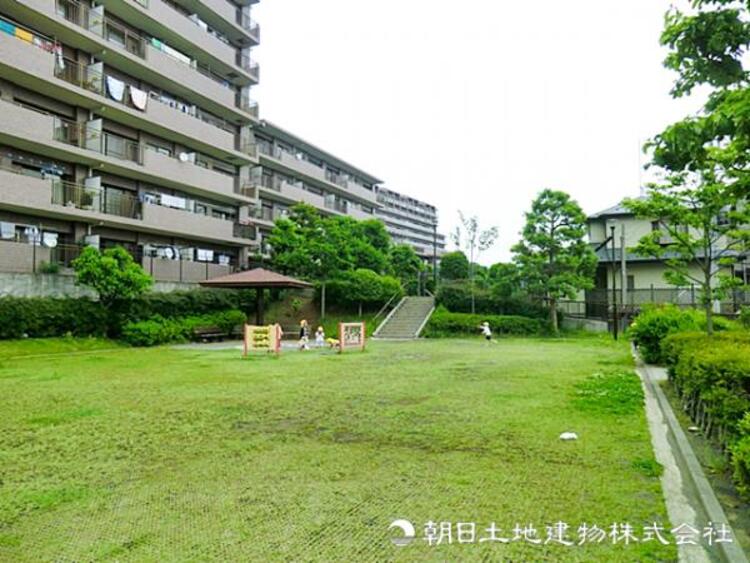 周辺 【東本郷六丁目第二公園】1180ｍ　広い遊具スペースと見通しの良さが魅力で、小さな子も安心して遊べる地域の憩い場です。