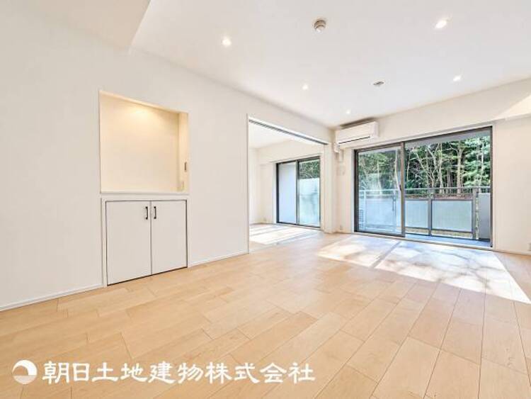 居間 【リビング】大切なご家族、招いた友人と過ごすひと時を溢れる光が優しく包み込む空間。