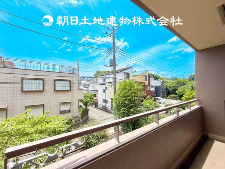 収納 【バルコニー】温かい太陽を感じる事ができるのは、目の前に遮るものが無いから。彼方に広がる風景が絵画のように広がります。