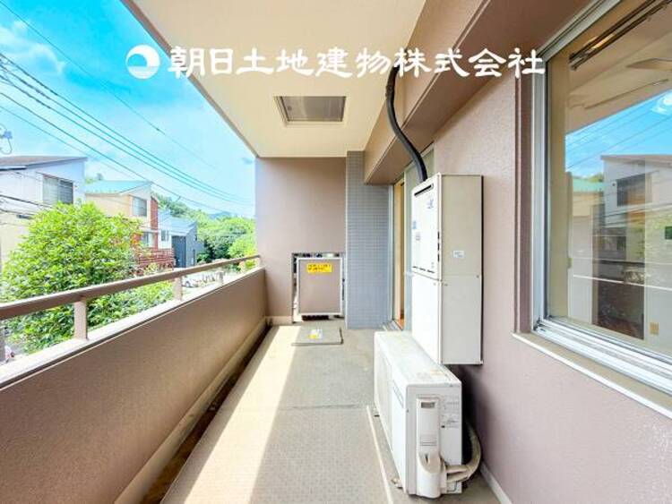 バルコニー 【バルコニー】南向きの広いバルコニーから、暮らしの中でのたくさんの光と心地よい風を感じられる癒し空間です。