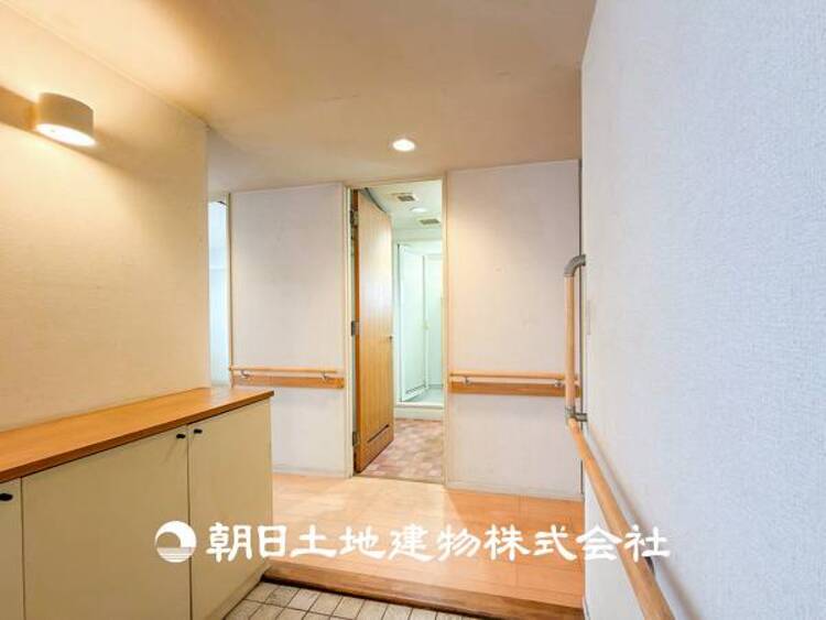 その他 【玄関】温かい空気が溢れる玄関がお出迎えする本物件。この場所には「温もり」で包み込んでくれる安心できるな空間があります。