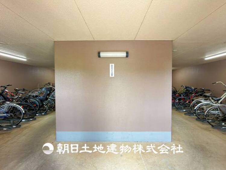 その他 【駐輪所】時代の流行ではなく拘りを貫く。シックなカラートーンで街並みに溶け込む外観は、絶妙なバランスで輝きを放ちます