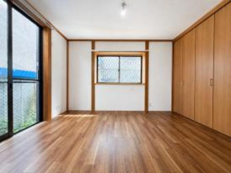 居間 お天気が晴れの日は照明をつけなくても充分明るいリビングです！どこか落ち着きのある広々とした内装です！皆で過ごす空間が、目に浮かんでくる様な優しいリビングダイニングです！くつろいだり楽しい時間を是非！ 
