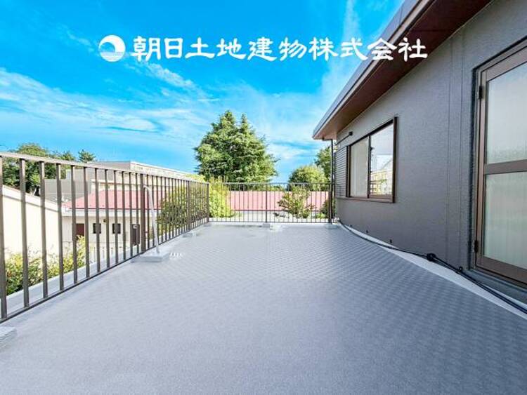 バルコニー 【バルコニー】南向きの広いバルコニーから、暮らしの中でのたくさんの光と心地よい風を感じられる癒し空間です。