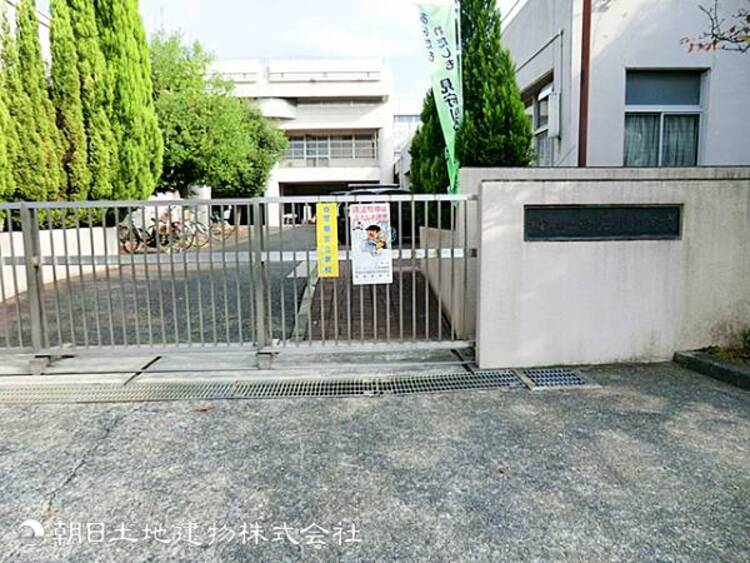 周辺 【新石川小学校】150ｍ　たまプラーザ駅から近い立地でありながら敷地が広く、校庭やピロティなどもゆったりしています。地域との連携がとても活発でイベントが充実しています。