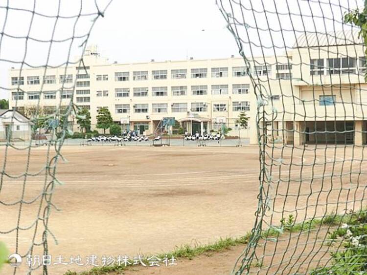 周辺 【山内中学校】1130ｍ　校庭は横浜市で３番目の広さを誇り、豊かな運動環や部活動の種類も充実しているところが魅力です。１９４７年創設の伝統ある学校で地域からも信頼されています。