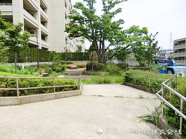 周辺 【美しが丘二丁目公園】290ｍ　たまプラーザ駅近くのマンションの片隅に佇む、静かで小さく隠れ家的な公園。ベンチや水飲み場があり、お買い物やお散歩の合間のちょっとした休憩に最適です。