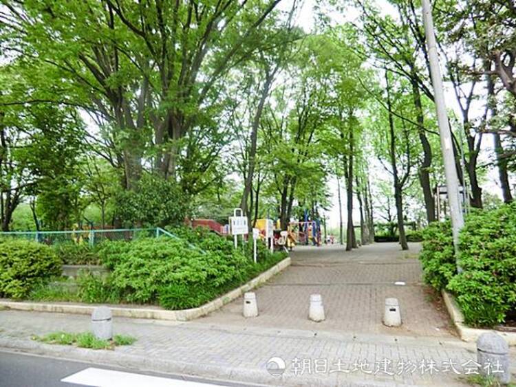 周辺 【鷺沼公園】610ｍ　遊具広場とボール遊びもできるグラウンドの２層でできた、広々とした公園です。大きな複合遊具やバスケットゴールなどが設置されておりたっぷり楽しめます。