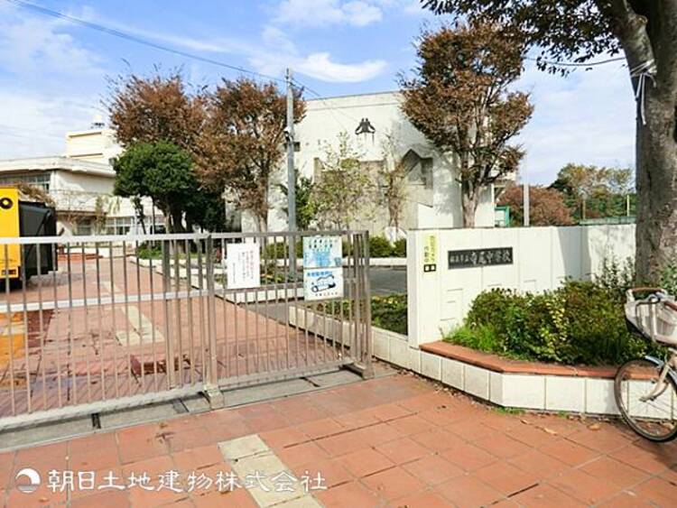周辺 【寺尾中学校】850ｍ　約１１２０名の生徒が通う市内有数の大規模校で、多様な価値観に触れながら学べる環境であり、学校行事や部活動でも大きな盛り上がりを見せています。