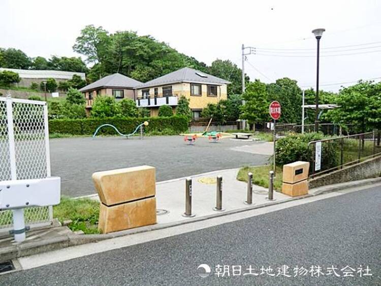 周辺 【駒岡三丁目公園】480ｍ　緑に囲まれた静かな住宅地に立地する公園です。ブランコやお砂場が設置してあり、小さなお子様の遊び場に利用しやすいスポットです。