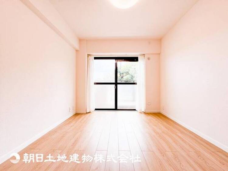 居間 【リビング】大切なご家族、招いた友人と過ごすひと時を溢れる光が優しく包み込む空間。