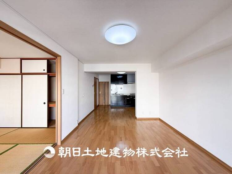 居間 【リビング】大切なご家族、招いた友人と過ごすひと時を溢れる光が優しく包み込む空間。