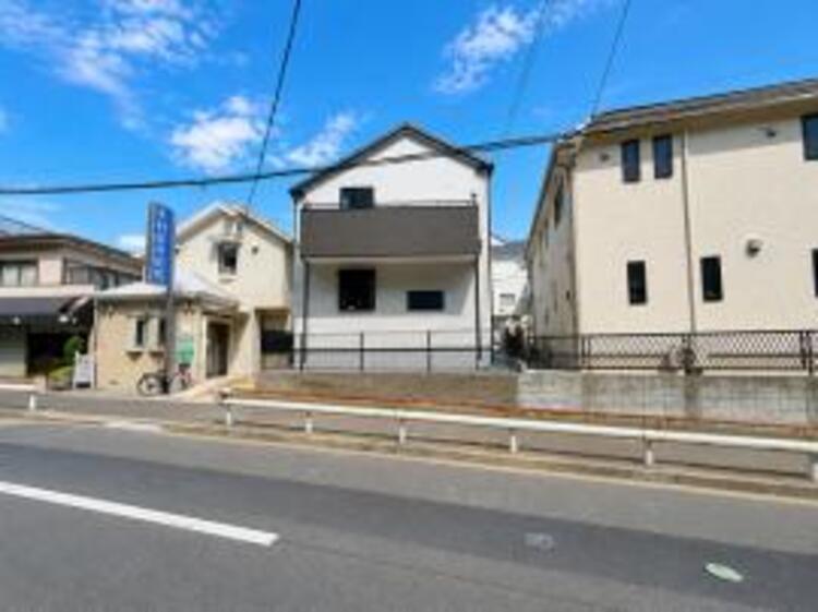 外観 開放感があり日当りも良好です！目の前に広がる開放感とゆとり。暮らしの夢を育む住まいがここにあります！穏やかな風と陽光を導き、プライバシーに配慮された設計プランで居住性を一段と心地よいものにしています！