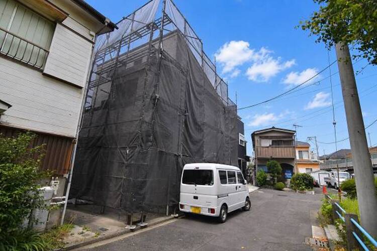 外観 前面道路は車通りの少ない道です。小さなお子様も安心してお過ごしいただけます。