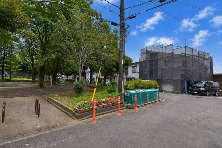 外観 駅から歩くこと14分で辿りつくことが出来る我が家。ゆとりの前面道路と敷地に加え、室内からこぼれる光が美しい外からの眺め。毎日の帰宅時に微笑みと安らぎを与えてくれます。