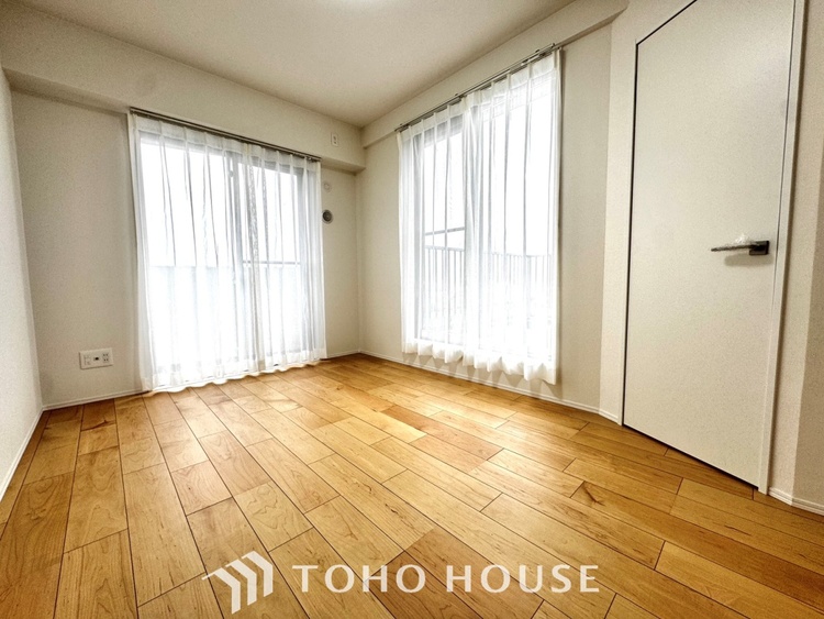 内装 使いやすく、明るい洋室に仕上がります。子供部屋や趣味のお部屋にご利用できます。ご自身で家具などを配置し、素敵な空間を創り上げられます。
