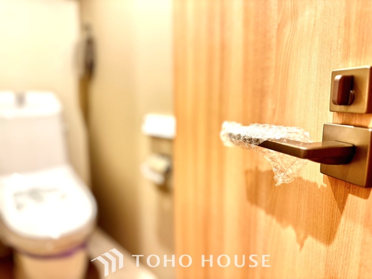 トイレ 清潔感あるホワイト調のクロスと温もり溢れるモダンカラーの床材が見事に調和した本邸宅は、毎日の生活を少しでも快適に過ごして頂ける様に落ち着いた雰囲気作りから行っています。