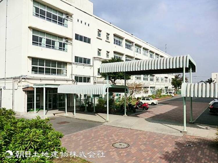 周辺 【希望が丘中学校】1000ｍ　落ち着いた校風で、地元との結びつきもありつつ閉鎖的すぎない馴染みやすい中学校です。学業、部活、生活のバランスの取れた教育環境が整っています。