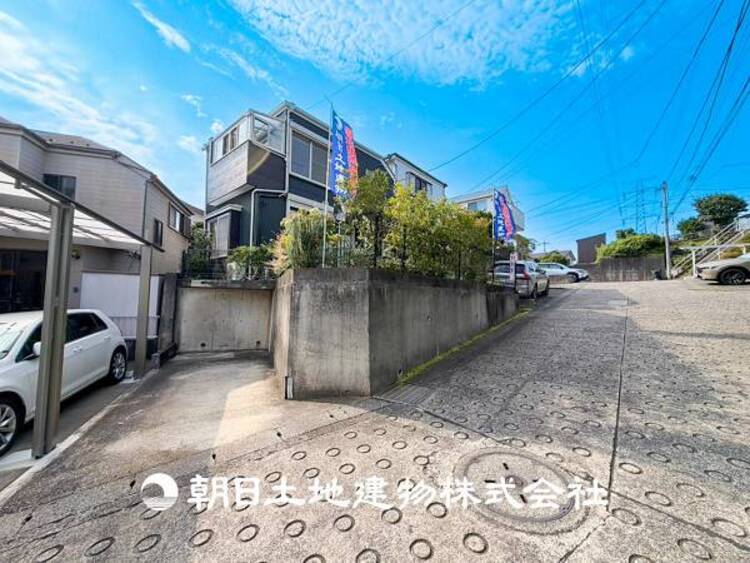 外観 【前面道路】前面道路は閑静な住宅地をはしる車通りの少ない道路。車の出し入れが苦手なママや小さなお子様にも安心です。