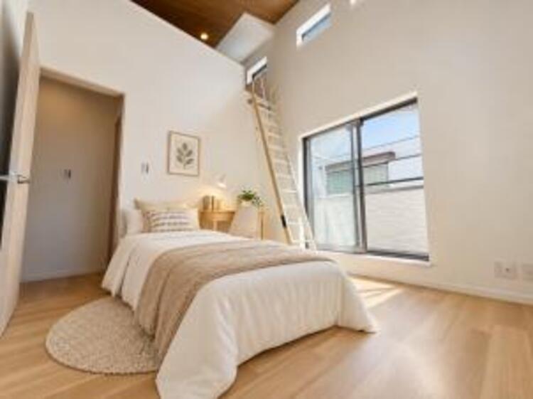 内装 穏やかな寛ぎあじわえるお部屋では有意義な時間がつくれます！大きな窓からと陽光が注がれる明るい空間！光もアクセントの一つとして。一人時間も充実したものにできるプライベートルームは日々を豊かにします！！※家具はCG 
