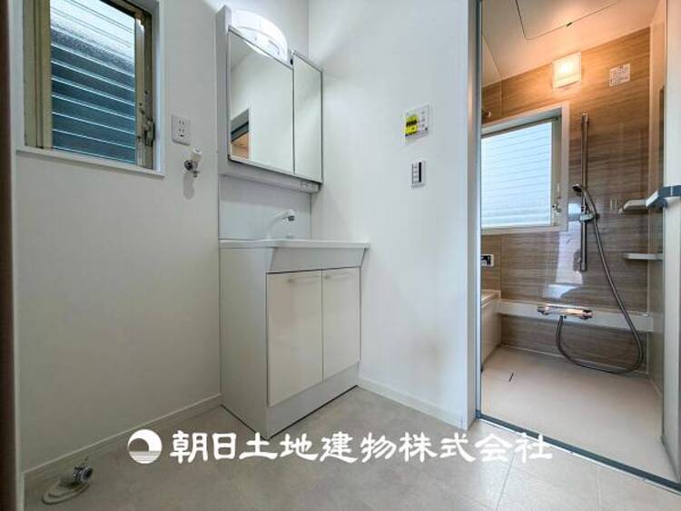 洗面 【洗面化粧台】広々とした洗面台は日々の身だしなみチェックや歯磨きなど、朝の慌ただしい時間でも心に余裕とゆとりが生まれます
