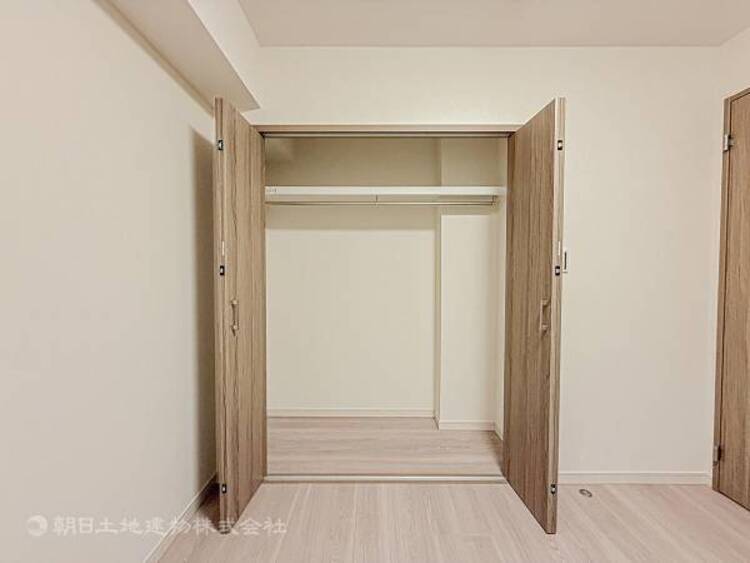 内装 居室はひとり時間を過ごせる安らげるお部屋として活用できます！収納スペースあり！荷物が多くても十分！！ベッドや勉強机、テレビなどを置きたい場合におすすめ！！過ごす時間が長くてもゆったり過ごせそうですね！