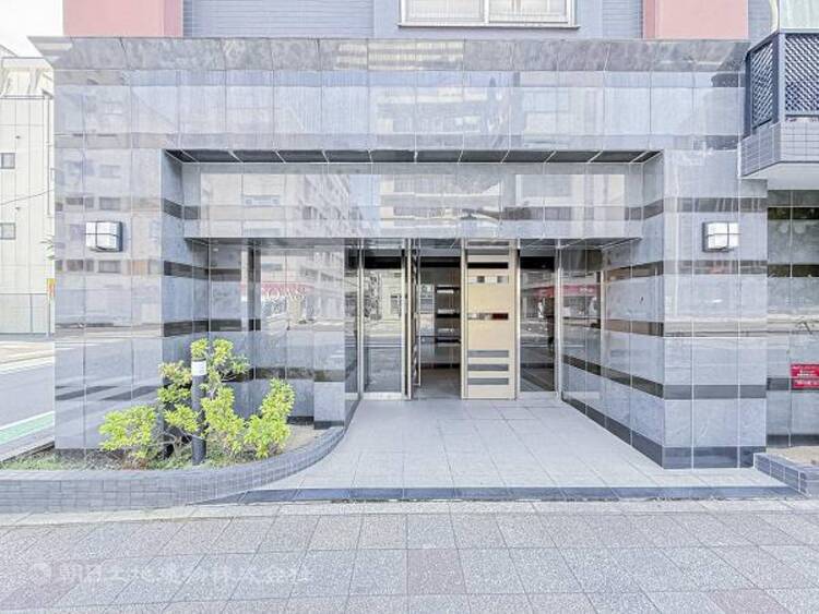 エントランス 開放感があり日当りも良好です！目の前に広がる開放感とゆとり。暮らしの夢を育む住まいがここにあります！穏やかな風と陽光を導き、プライバシーに配慮された設計プランで居住性を一段と心地よいものにしています！