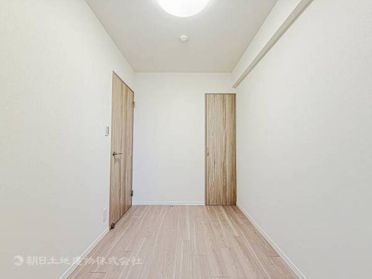内装 採光を確保した明るい室内は風通しも良く穏やかな時が流れます！様々な生活スタイルにも対応可能な間取り。採光もアクセントの一つとして。この明るい好みの空間で読書をしたり、音楽を聞いたりと一人の時間も充実！