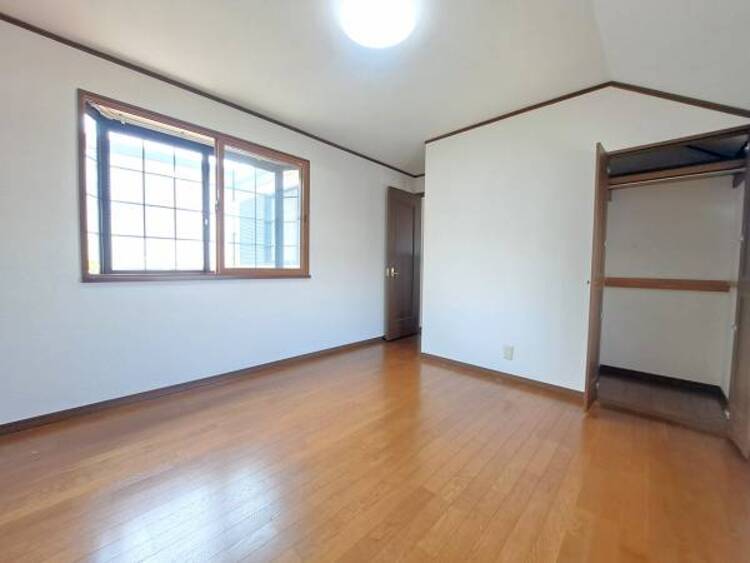 設備 全居室フローリング　畳やカーペットと比べてお掃除がしやすく、ダニなども発生しにくいフローリング。当物件の居室は、全てフローリングを採用しました。