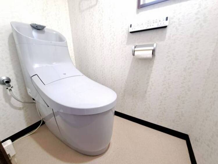 設備 トイレ2か所　「慌ただしい朝、パパがなかなかトイレから出てこない…」。そんなストレスも、トイレが二つあれば解消。スムーズに朝の身支度を行えます。