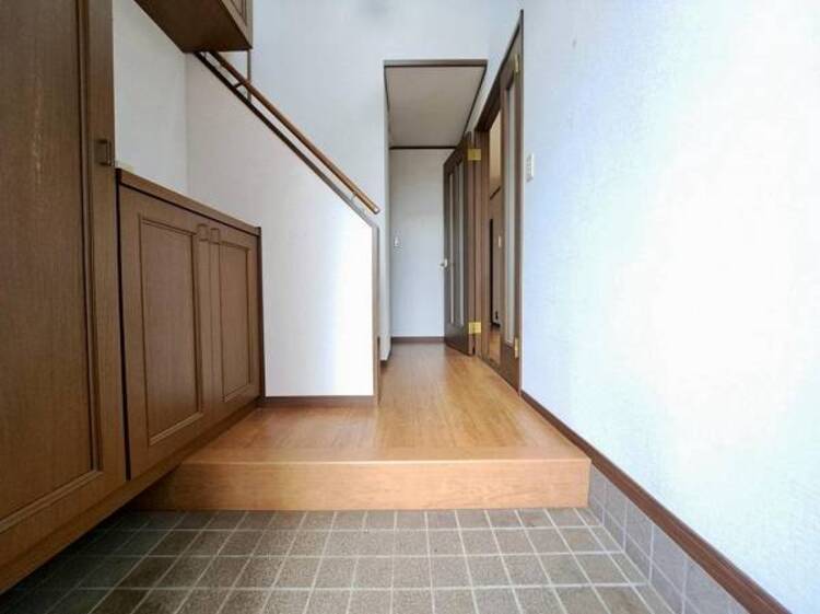 その他 シンプルで落ち着いたデザインの玄関が魅力です。