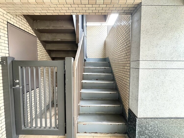 その他 共用部の階段です。明るく清潔に管理されています。