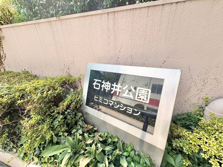 その他 スタイリッシュなエンブレム。お洒落なマンションは入り口から。