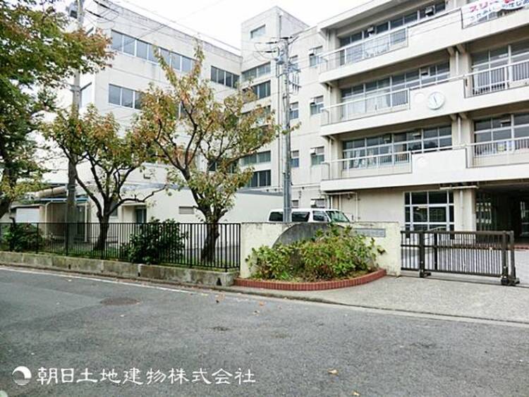 周辺 【今宿中学校】900ｍ　生徒数が多く元気な雰囲気の中学校で、地域にも親しまれています。校則は過度に厳しくなく、生徒の自主性を大切にした学校生活が特徴です。