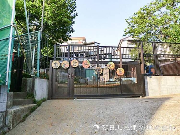 周辺 【土と愛子供の家保育所】560ｍ　土の園庭でどろんこ遊びなどの外遊びや、食育を重視した保育園です。お子様の自主性を尊重する自由度の高い保育スタイルでたくましく成長させます。