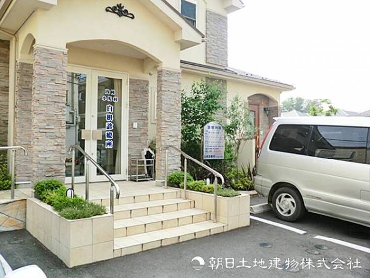 周辺 【白根診療所】210ｍ　住宅地ど真ん中にある町のお医者さんです。専門医が在籍し、生活習慣病の管理をはじめ日々の健康相談など幅広く対応する地域のかかりつけ医です。