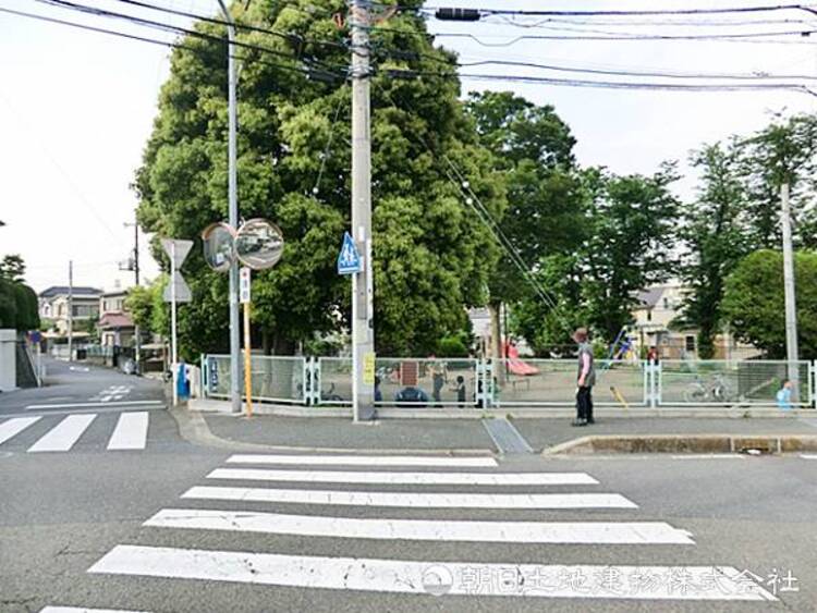 周辺 【上白根第二公園】210ｍ　一戸建てが立ち並ぶ閑静な住宅街にある穏やかな公園です。ブランコやすべり台などの遊具が設置されておりお子様の遊び場にぴったりです。
