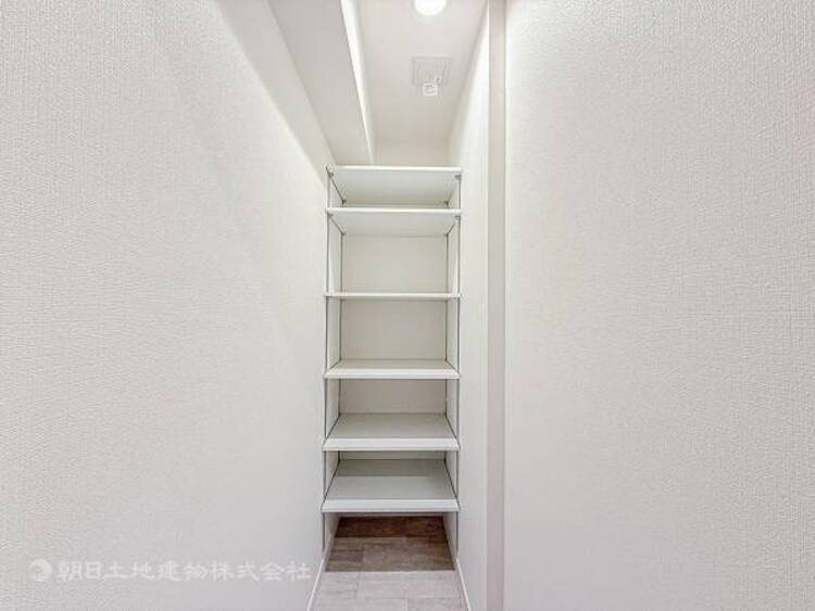 収納 適材適所に設けた収納は、奥行きもあり多くの物の収納が可能です。扉を閉めるとパッと隠すことができるので、いつでも室内が整理整頓でき気持ちのいい空間として使えます! 