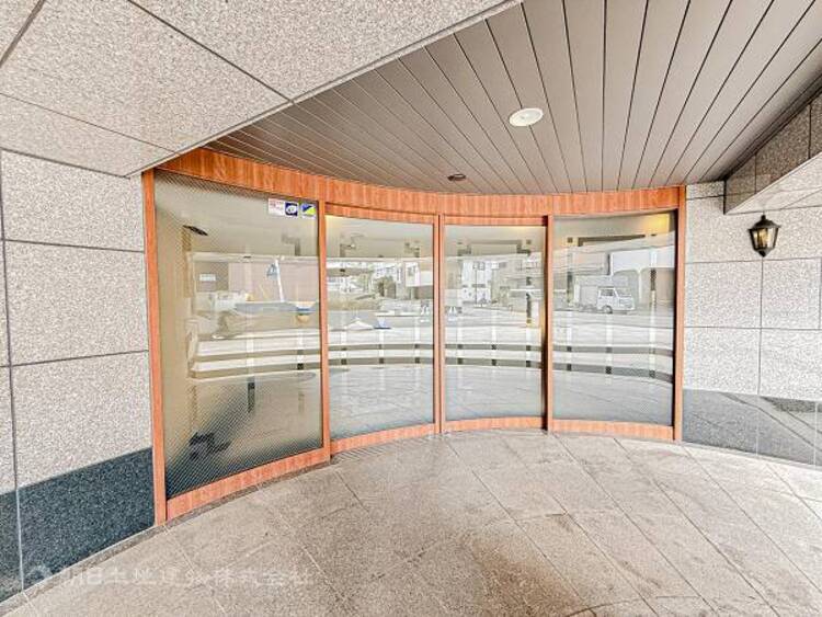 エントランス 【エントランス】重厚感の溢れるエントランスはマンションの顔！帰宅時、来客時に誇れる空間を演出します！ 