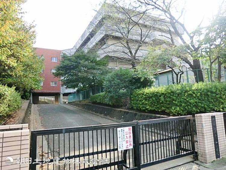 周辺 【獅子ヶ谷小学校】550ｍ　緑を身近に感じられる落ち着いた環境に立地しています。リーディングＤＸ事業校の指定を受けており、デジタル機器を活用した学びを推進しています。