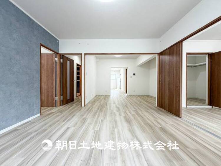 居間 【リビング】大切なご家族、招いた友人と過ごすひと時を溢れる光が優しく包み込む空間。充実した住空間は心を豊かにします。