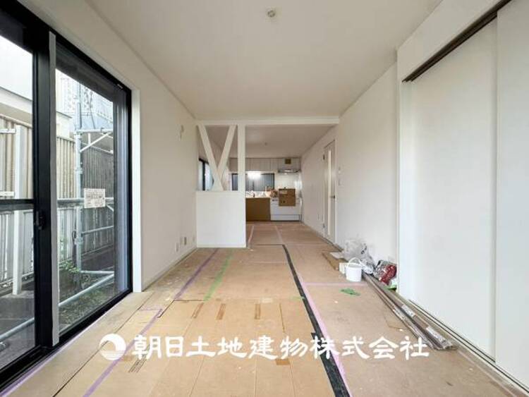 外観 【リビング】開放的で明るい空間が広がるLDK。リビングには潤沢な太陽が降り注ぎ、爽やかな住空間を演出できます